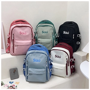 Fünf verschiedene minimalistische Nylon Rucksäcke mit Multi-Taschen Design auf Treppen