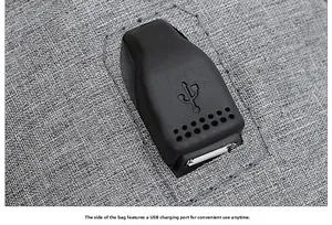 Dettaglio dello zaino in tessuto grigio con porta di ricarica USB esterna e connettore