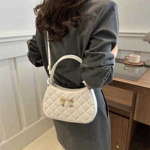 Sac à main matelassé blanc en croissant avec nœud doré et bandoulière réglable