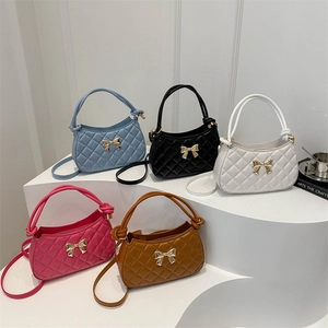 Sacs bandoulière matelassés avec nœud doré en bleu, noir, blanc, rose et marron clair