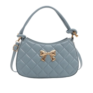 Sac à main bleu clair matelassé en similicuir avec nœud doré et bandoulière élégante