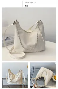 Détail du sac cabas blanc cassé avec chaîne en métal et bandoulière longue polyvalente