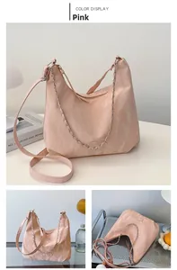Grand sac hobo rose avec texture froissée unique et détail élégant de chaîne en métal