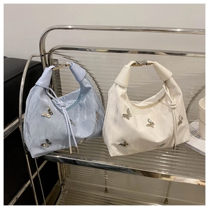 Détails des sacs croissant avec papillons métalliques et texture en nylon plissé