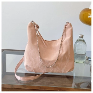 Borsa rosa a tracolla plissettata con catena in metallo e cinturino in pelle