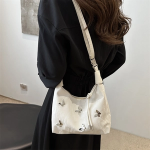 Sac bandoulière blanc chic avec papillons argentés et bandoulière nouée pour femme élégante