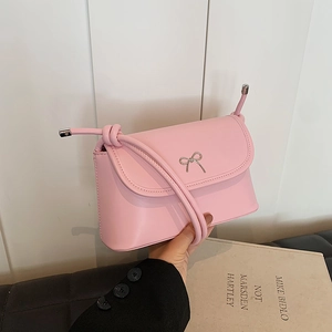 Schicke rosa Schultertasche aus Leder mit Silberschleife und geknotetem Riemen