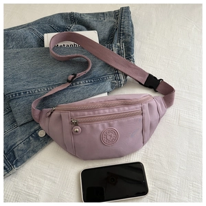 Détail du sac banane en nylon violet avec plusieurs fermetures éclair et sangle réglable