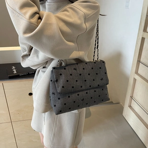 Sac à bandoulière en denim à pois avec broderie nœud et bandoulière en chaîne dorée