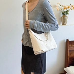 Sac à bandoulière blanc crème plissé avec chaîne argentée pour un style élégant