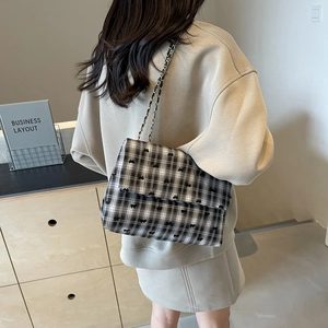 Sac à bandoulière chic à carreaux noir et blanc avec nœud et bandoulière chaîne