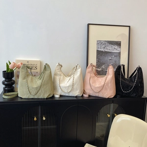 Grandi borse tote in pelle arricciata con tracolla a catena argento in quattro colori