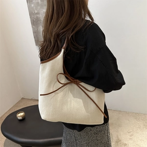 Sac à bandoulière en lin minimaliste avec nœud et garniture en cuir marron chic
