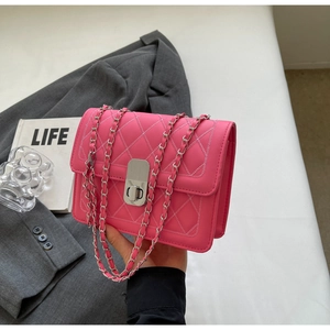 Dettaglio della borsa trapuntata rosa con tracolla a catena d'argento e chiusura a girello
