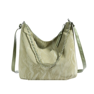 Elegante borsa hobo verde pallido plissettata con catena argento e tracolla sottile