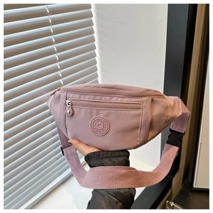 Détail d'un sac banane de sport en nylon rose avec double zip et sangle à boucle robuste