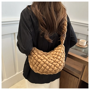 Detalle del bolso de hombro acolchado caqui con textura suave y diseño de estilo hobo