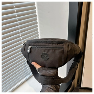 Détail du sac bandoulière sport noir avec double fermeture éclair et logo SPORT