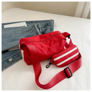 Details der roten Oxford-Nylon-Umhängetasche mit weißen Streifen und kleiner Münztasche