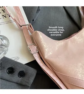 Dettaglio della tracolla regolabile sulla borsa tote rosa chiaro con trama perlata