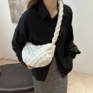 Sac bandoulière blanc matelassé avec bandoulière tressée et texture bouffante douce