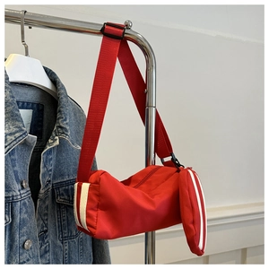 Detail der roten Oxford-Zylindertasche mit weißen Streifen und kleiner runder Geldbörse