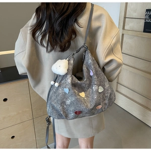 Vue détaillée du sac cabas gris avec cœurs colorés et pendentif en forme de nuage