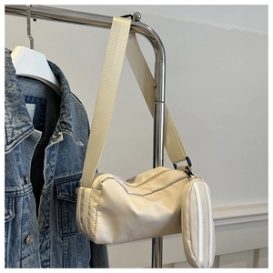 Detail der beigen Nylon-Bowlingtasche mit breitem Gurt und passender runder Münztasche