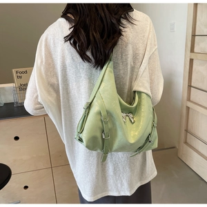 Dettaglio della borsa hobo in pelle PU verde menta con fiocco d'argento e fibbie