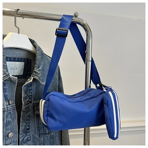 Detail der königsblauen Zylindertasche aus Oxford-Stoff mit Streifen und Mini-Etui