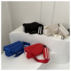 Detailansicht bunter Crossbody-Taschen aus Nylon mit Streifen und kleinen Münzfächern