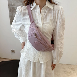 Sac de poitrine violet en nylon avec plusieurs compartiments et bandoulière réglable