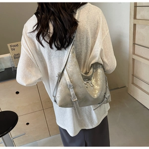 Dettaglio borsa hobo argento metallizzato in pelle stropicciata con fiocco decorativo