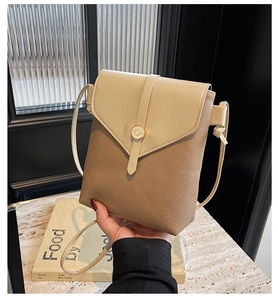 Detail of trendy color-block crossbody bag with litchi texture leather and gold clasp