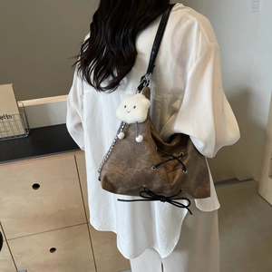 Borsa tote vintage marrone in ecopelle con lacci laterali e ciondolo a forma di nuvola