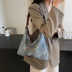 Borsa tote vintage in denim lavato con cinturini in pelle e tracolla a catena in metallo