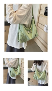 Dettaglio borsa a spalla verde menta con fiocco d'argento e texture in pelle lucida