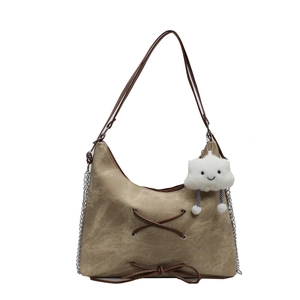 Grande borsa tote in denim kaki con cinturini in pelle marrone e ciondolo a nuvola