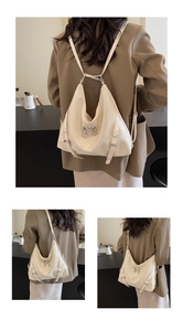 Dettaglio della borsa tote versatile bianco crema con fiocco in metallo e fibbie regoli