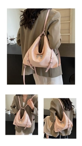 Dettaglio borsa tote rosa lucida con fiocco d'argento e cinghie regolabili versatili