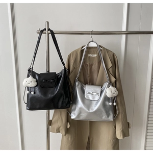 Detalle de bolsos tote grandes de cuero PU con lazo decorativo y colgante de nube