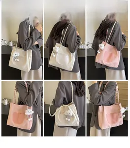 Détail du sac cabas en toile avec poche tulipe et breloque nuage en rose et beige doux