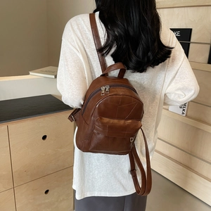 Schicker dunkelbrauner PU-Lederrucksack mit Patchwork-Design am Model für den Alltag