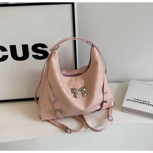 Dettaglio borsa metallizzata rosa con fiocco argento e spallacci multiuso versatili