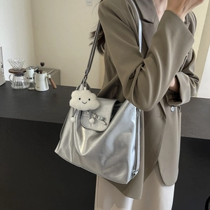 Bolso tote grande plateado metalizado con colgante de nube de peluche blanco para mujer