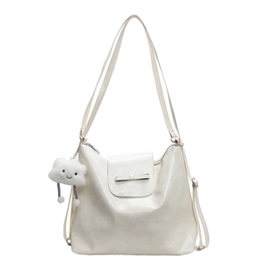 Bolso tote minimalista crema con lazo y colgante de nube sobre fondo blanco neutro