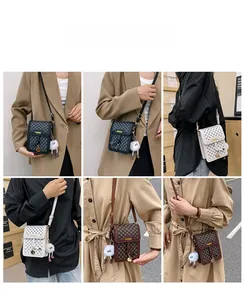Petit sac bandoulière à damier avec pendentif en peluche et plaque de mode chic