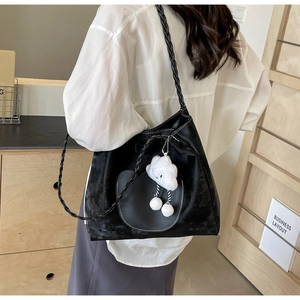 Détail du sac cabas noir avec poche en forme de pomme et surpiqûres blanches