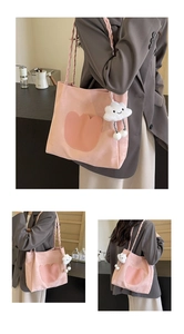 Détails du sac cabas en daim rose avec patchs tulipes et breloque nuage en peluche