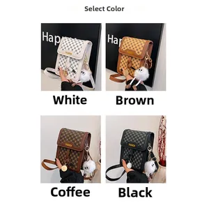 Mini sacs à bandoulière en quatre couleurs avec breloques monstres en peluche